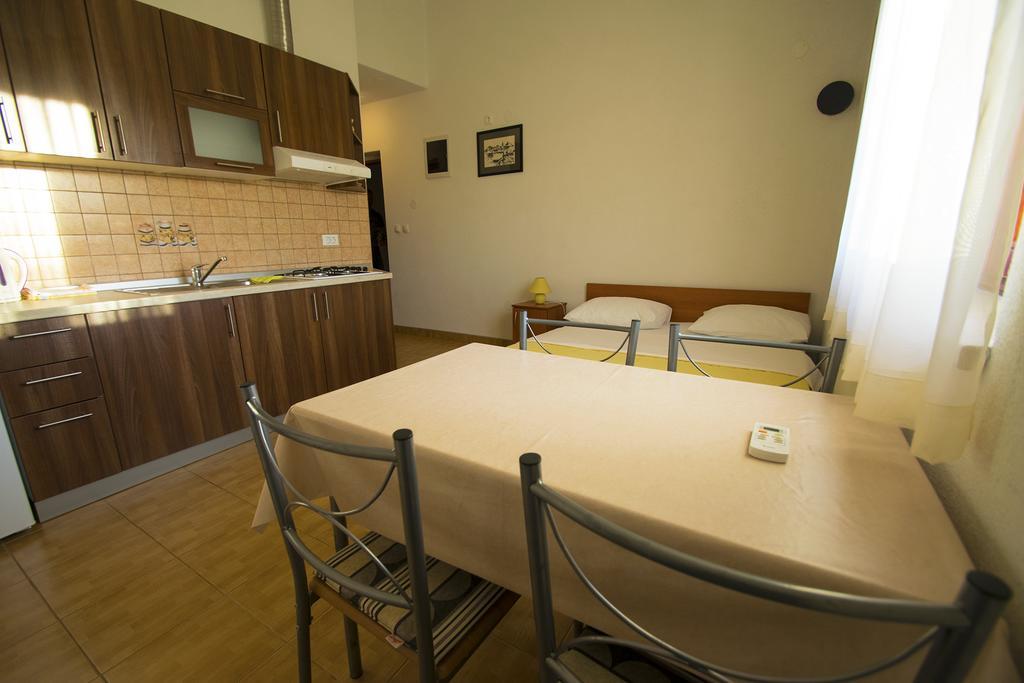 Apartments Zile Starigrad Paklenica Δωμάτιο φωτογραφία